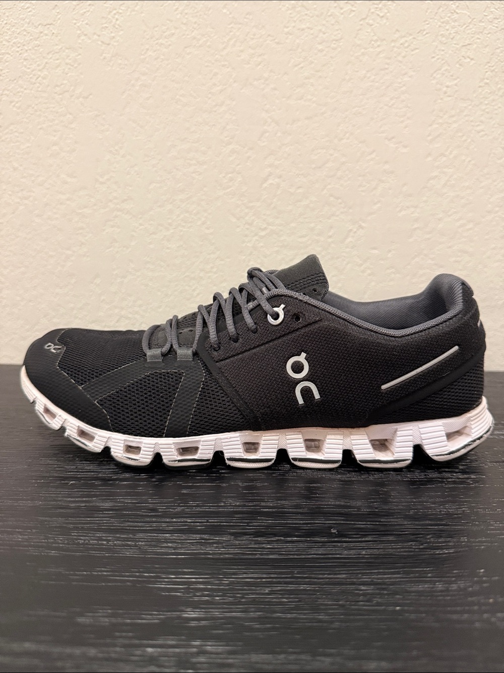On Cloud Running Women’s Size 9.5 W9.5 Black and White Walking Athletic Shoes